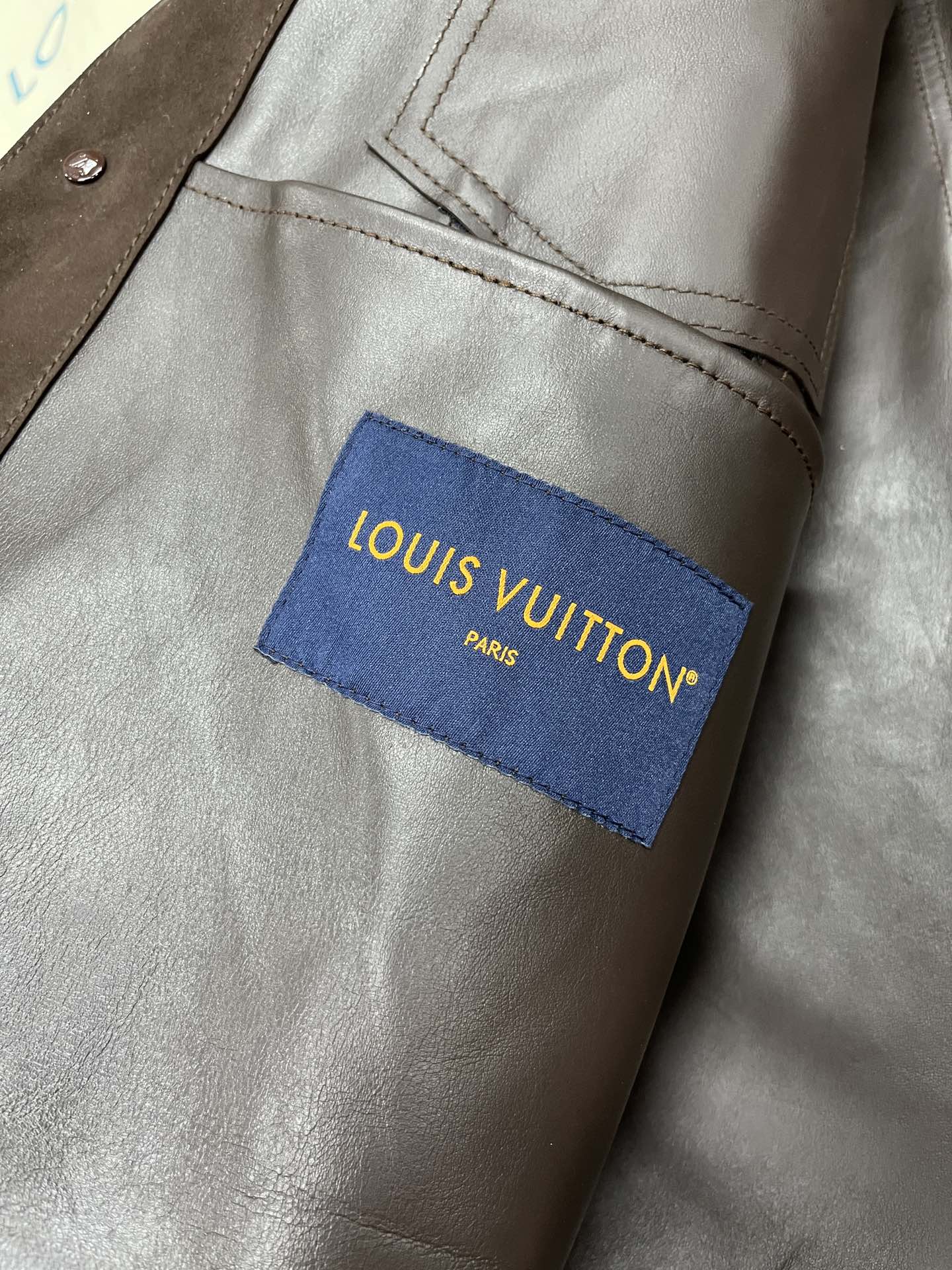 高定系列 LOUIS VUITTON Suede Denim Jacket LV 纯色尖领纽扣压花带盖口袋长袖夹克外 套 男款 棕色 1AF589 AG2035