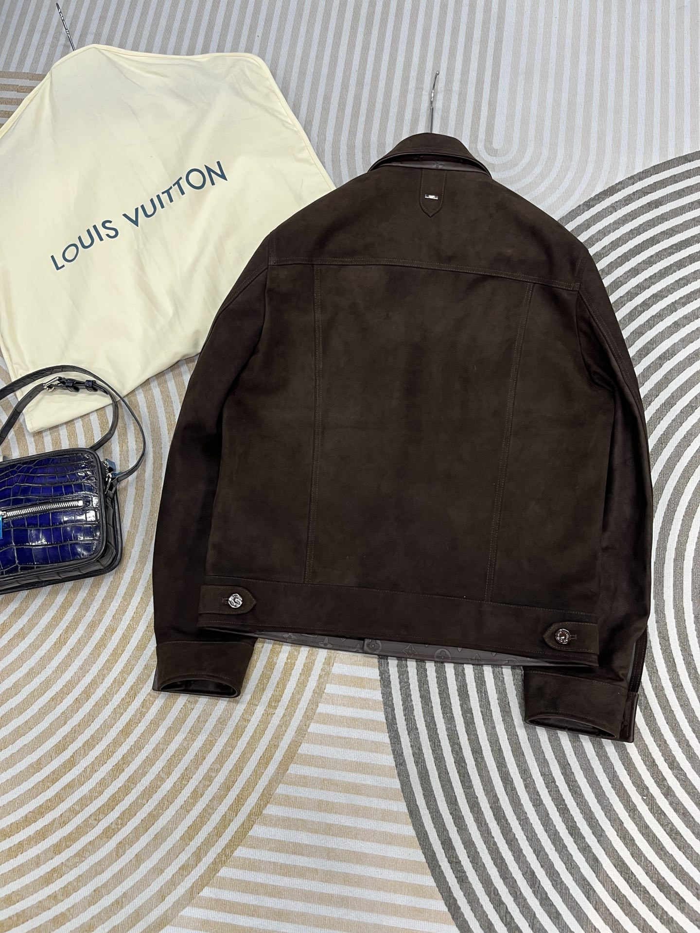 高定系列 LOUIS VUITTON Suede Denim Jacket LV 纯色尖领纽扣压花带盖口袋长袖夹克外 套 男款 棕色 1AF589 AG2035