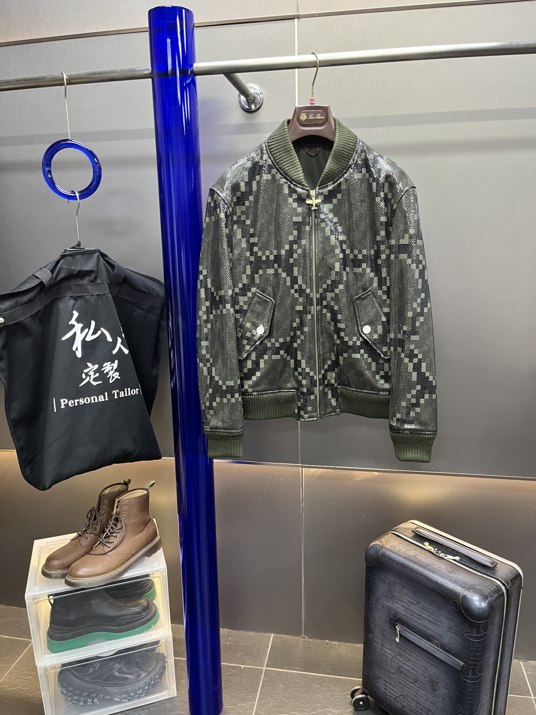 高定系列 LOUIS VUITTON LV 蛇皮效果长袖 飞机造型拉链头皮衣 长袖 夹克外 套 男款 橄榄 1AHBWI ZY25104