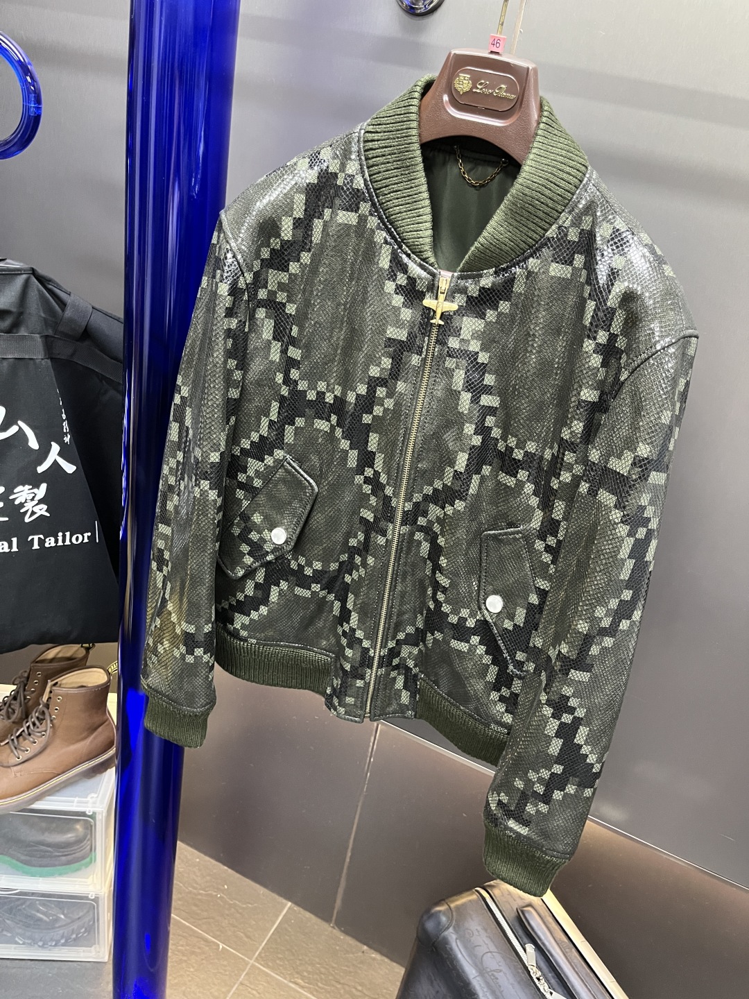 高定系列 LOUIS VUITTON LV 蛇皮效果长袖 飞机造型拉链头皮衣 长袖 夹克外 套 男款 橄榄 1AHBWI ZY25104