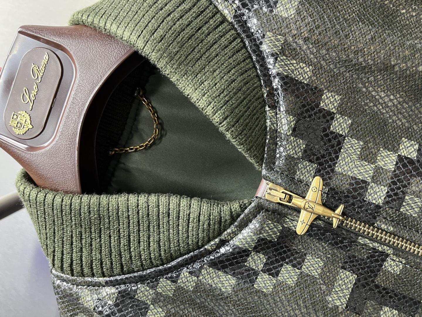 高定系列 LOUIS VUITTON LV 蛇皮效果长袖 飞机造型拉链头皮衣 长袖 夹克外 套 男款 橄榄 1AHBWI ZY25104