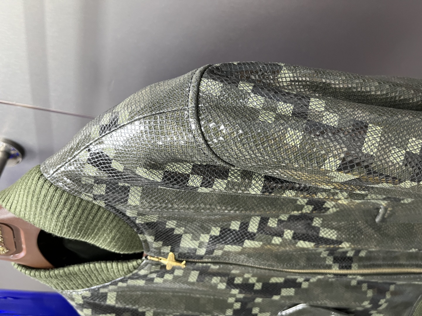 高定系列 LOUIS VUITTON LV 蛇皮效果长袖 飞机造型拉链头皮衣 长袖 夹克外 套 男款 橄榄 1AHBWI ZY25104