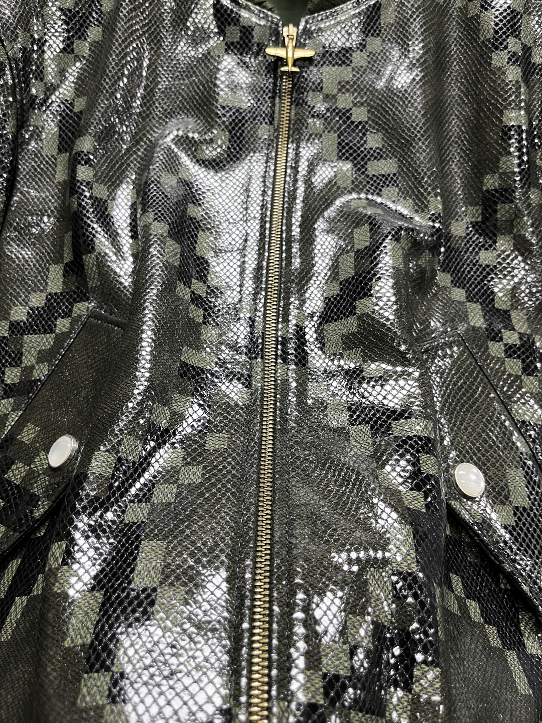 高定系列 LOUIS VUITTON LV 蛇皮效果长袖 飞机造型拉链头皮衣 长袖 夹克外 套 男款 橄榄 1AHBWI ZY25104