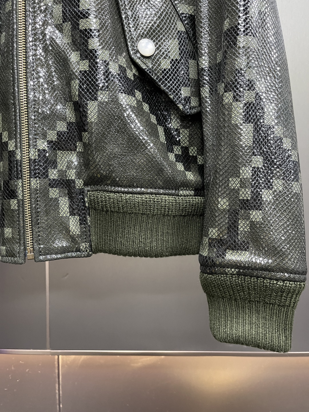 高定系列 LOUIS VUITTON LV 蛇皮效果长袖 飞机造型拉链头皮衣 长袖 夹克外 套 男款 橄榄 1AHBWI ZY25104