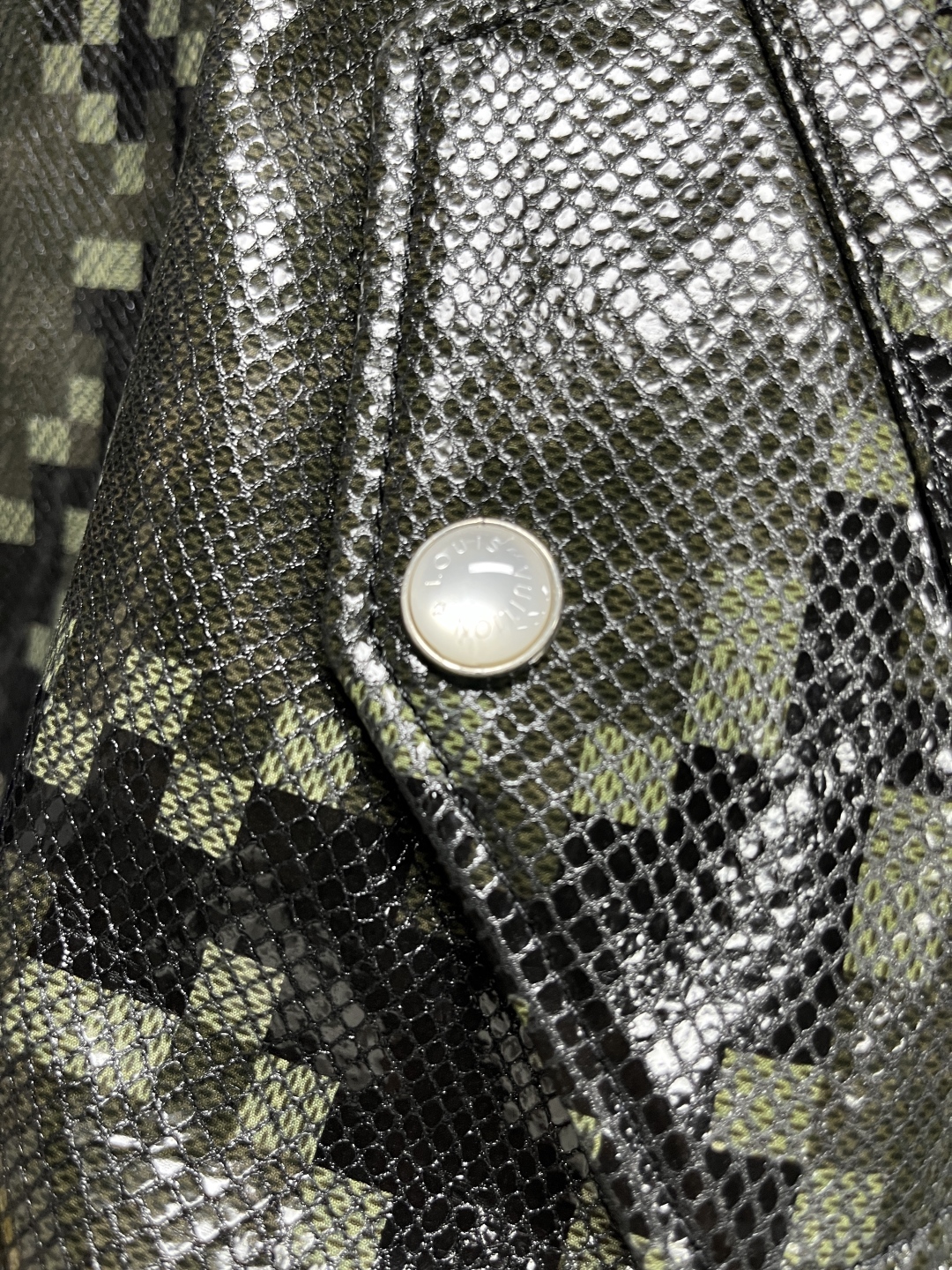 高定系列 LOUIS VUITTON LV 蛇皮效果长袖 飞机造型拉链头皮衣 长袖 夹克外 套 男款 橄榄 1AHBWI ZY25104