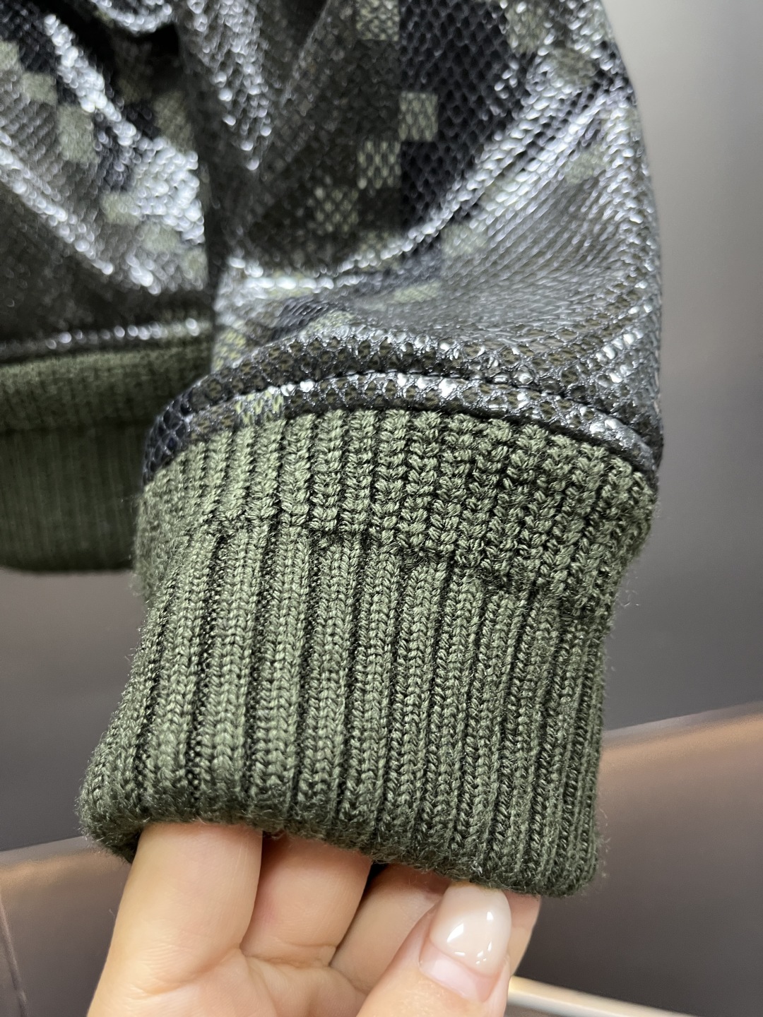 高定系列 LOUIS VUITTON LV 蛇皮效果长袖 飞机造型拉链头皮衣 长袖 夹克外 套 男款 橄榄 1AHBWI ZY25104