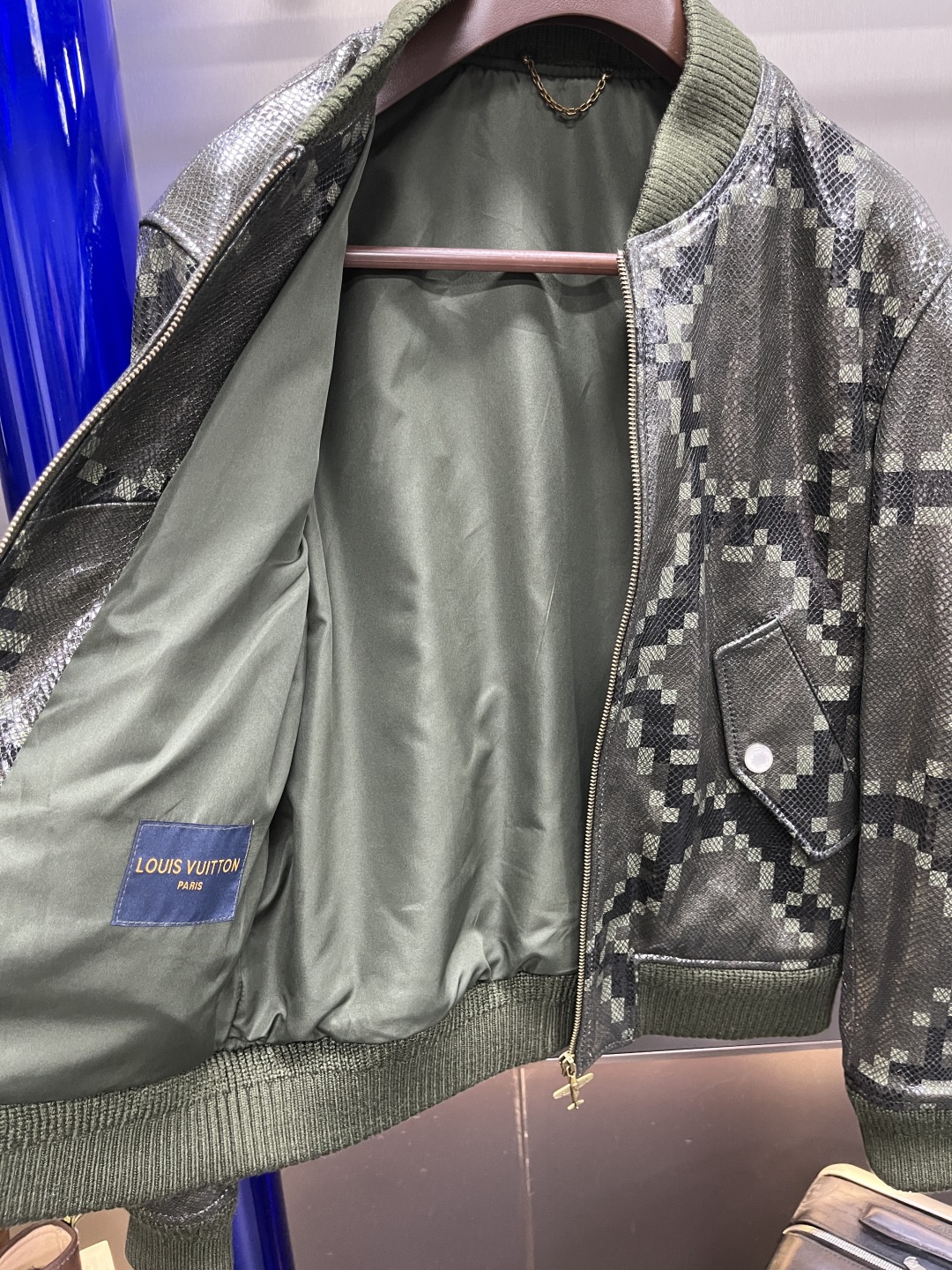 高定系列 LOUIS VUITTON LV 蛇皮效果长袖 飞机造型拉链头皮衣 长袖 夹克外 套 男款 橄榄 1AHBWI ZY25104