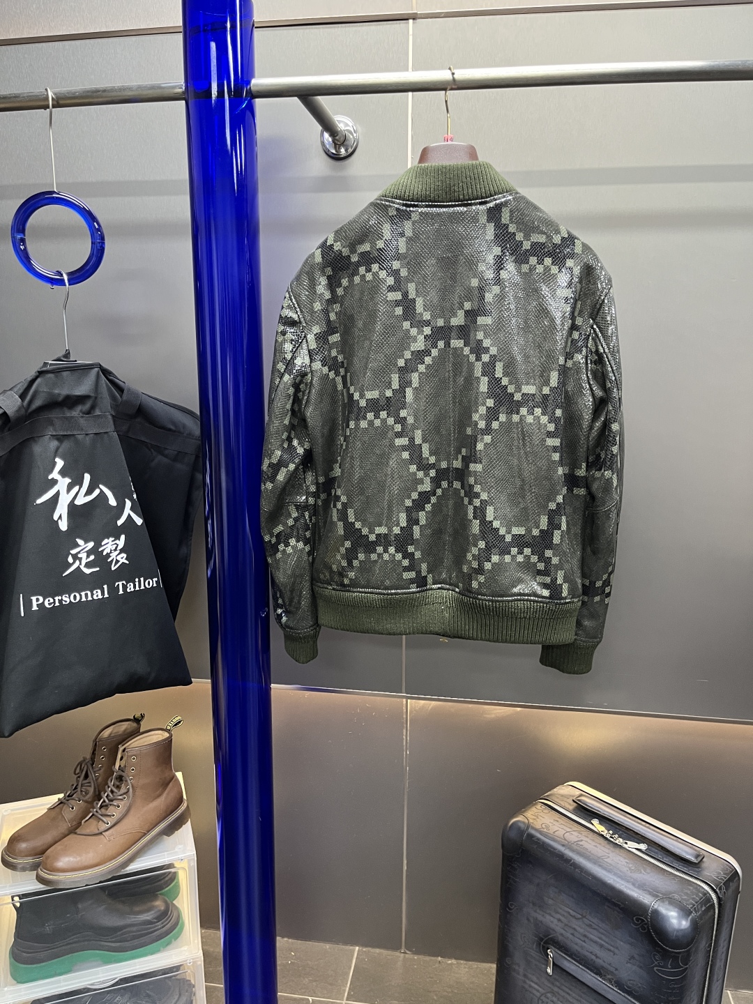 高定系列 LOUIS VUITTON LV 蛇皮效果长袖 飞机造型拉链头皮衣 长袖 夹克外 套 男款 橄榄 1AHBWI ZY25104