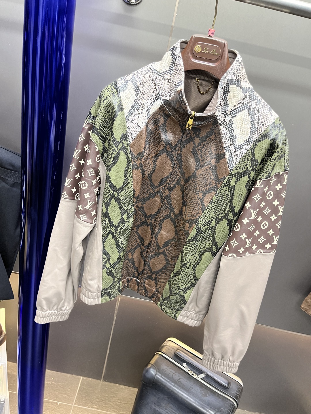 高定系列 LOUIS VUITTON LV 蟒蛇皮革弹力 拉链头皮衣 长袖 夹克外 套 男款 多色 1AHCIU ZY25101