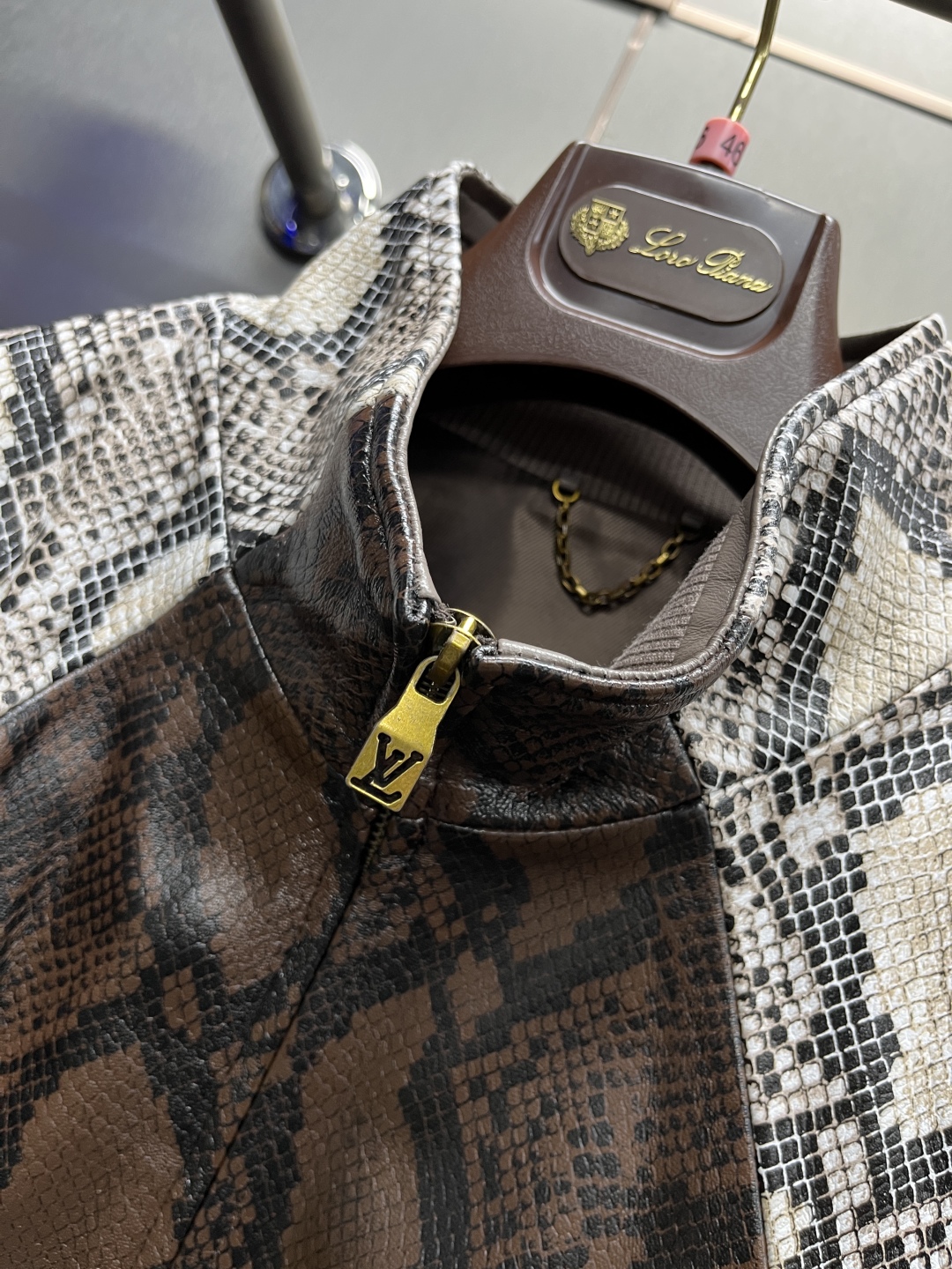 高定系列 LOUIS VUITTON LV 蟒蛇皮革弹力 拉链头皮衣 长袖 夹克外 套 男款 多色 1AHCIU ZY25101