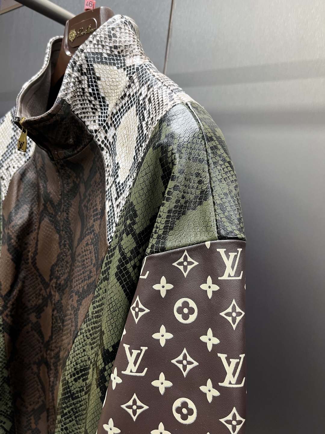 高定系列 LOUIS VUITTON LV 蟒蛇皮革弹力 拉链头皮衣 长袖 夹克外 套 男款 多色 1AHCIU ZY25101