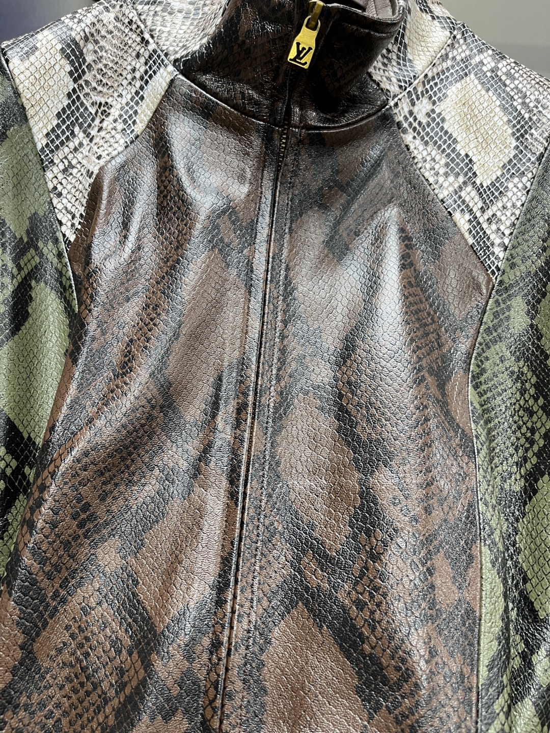 高定系列 LOUIS VUITTON LV 蟒蛇皮革弹力 拉链头皮衣 长袖 夹克外 套 男款 多色 1AHCIU ZY25101