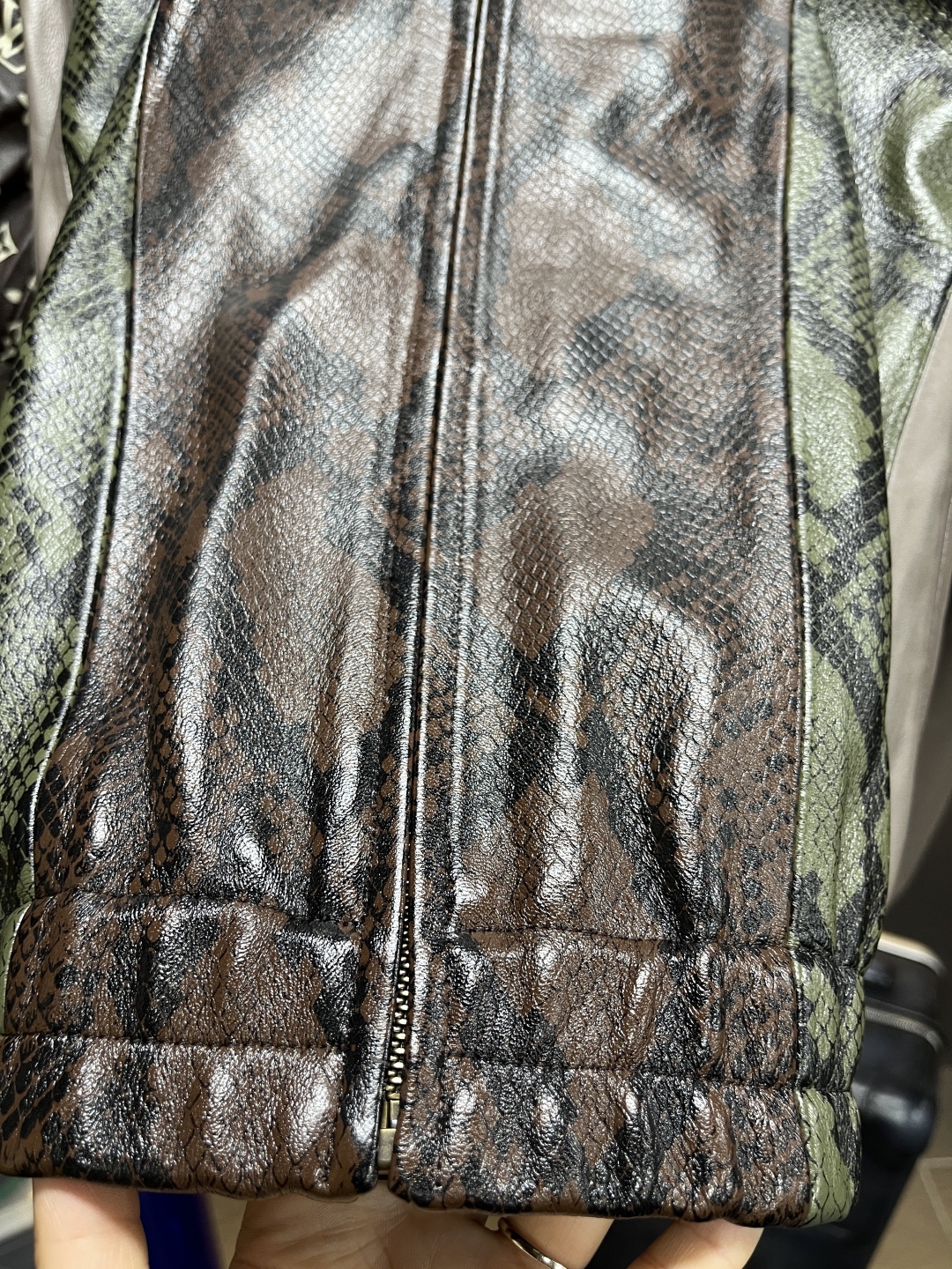 高定系列 LOUIS VUITTON LV 蟒蛇皮革弹力 拉链头皮衣 长袖 夹克外 套 男款 多色 1AHCIU ZY25101