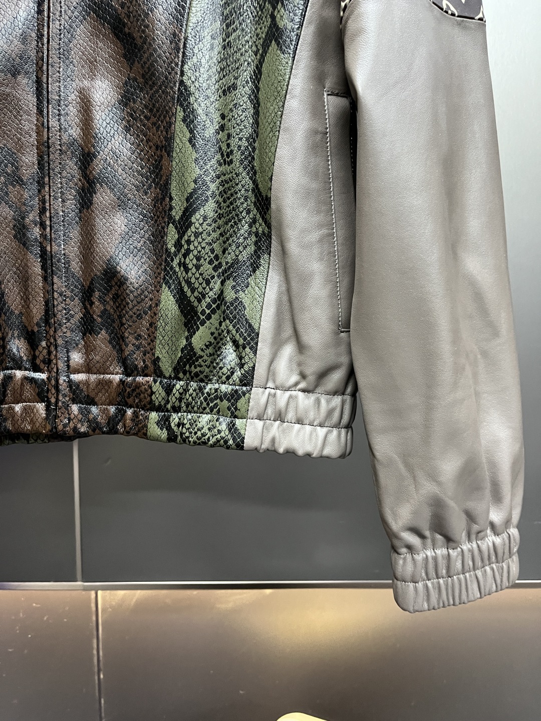 高定系列 LOUIS VUITTON LV 蟒蛇皮革弹力 拉链头皮衣 长袖 夹克外 套 男款 多色 1AHCIU ZY25101