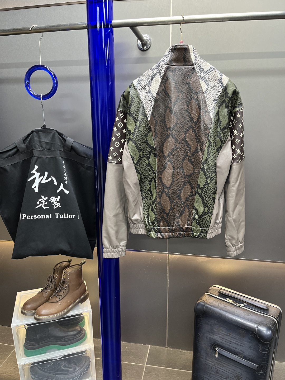 高定系列 LOUIS VUITTON LV 蟒蛇皮革弹力 拉链头皮衣 长袖 夹克外 套 男款 多色 1AHCIU ZY25101