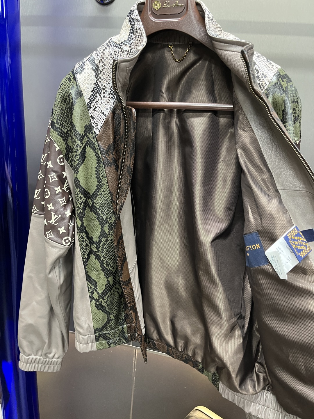 高定系列 LOUIS VUITTON LV 蟒蛇皮革弹力 拉链头皮衣 长袖 夹克外 套 男款 多色 1AHCIU ZY25101