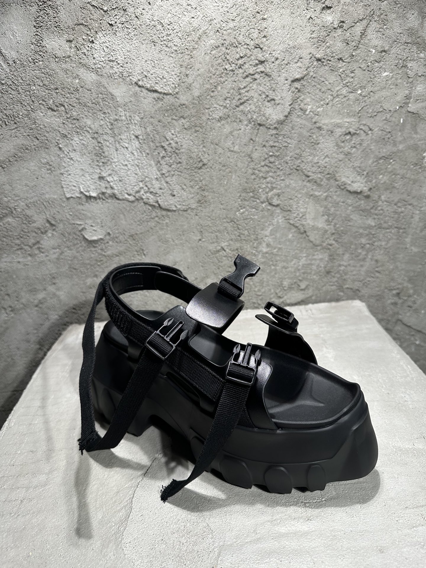 RICK OWENS RO  厚底  休闲鞋 露趾套脚 一字带凉鞋  皮質  黑色 RP01E7866LOO-99