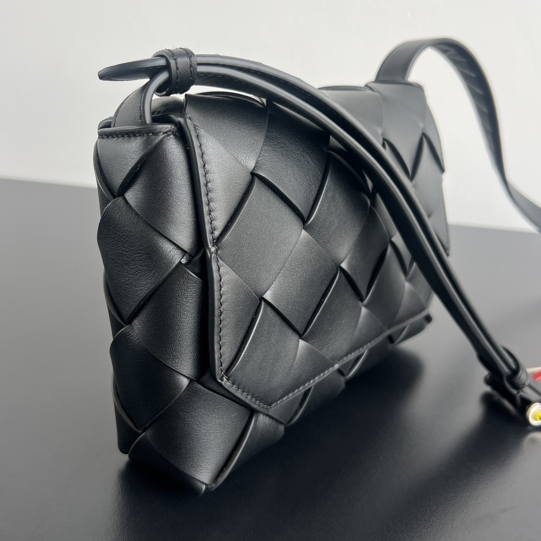 BV 葆蝶家 Diago  编织设计 牛皮 购物袋 手提袋  枕头包  斜款包 黑色 817921V56A21084