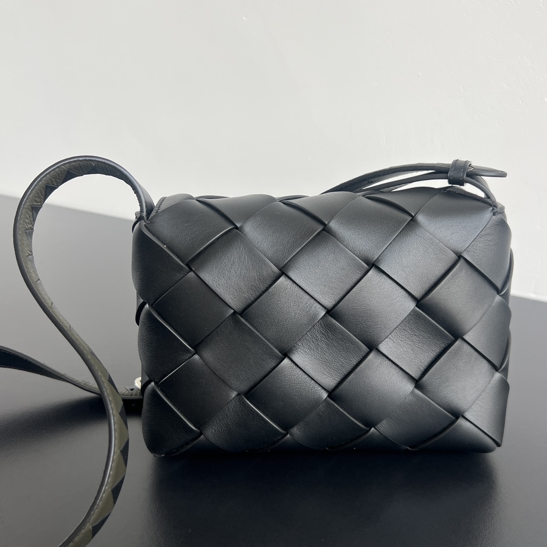 BV 葆蝶家 Diago  编织设计 牛皮 购物袋 手提袋  枕头包  斜款包 黑色 817921V56A21084