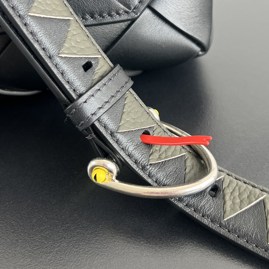 BV 葆蝶家 Diago  编织设计 牛皮 购物袋 手提袋  枕头包  斜款包 黑色 817921V56A21084