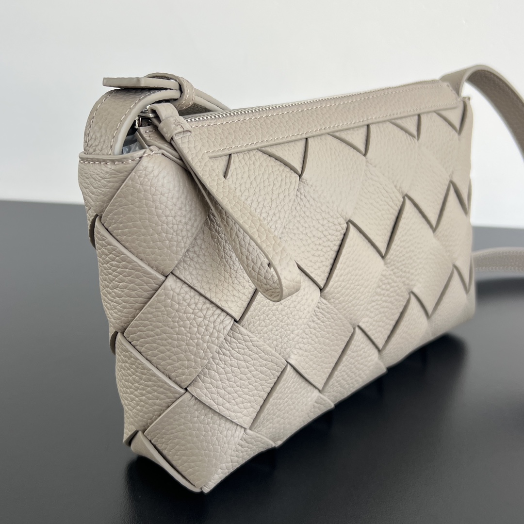 BV 葆蝶家 Diago  编织设计 牛皮 购物袋 手提袋  枕头包  斜款包 灰棕色 837112V4FV12816