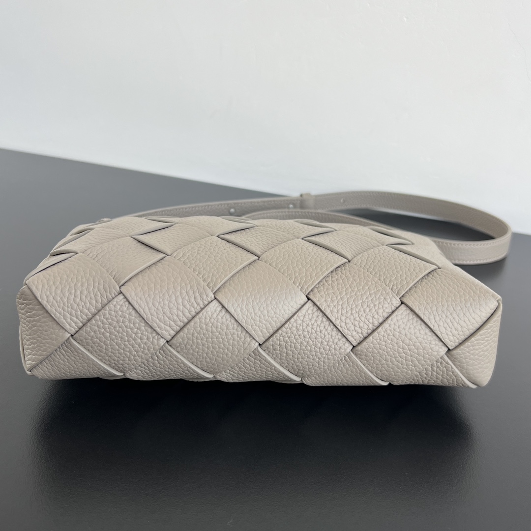 BV 葆蝶家 Diago  编织设计 牛皮 购物袋 手提袋  枕头包  斜款包 灰棕色 837112V4FV12816