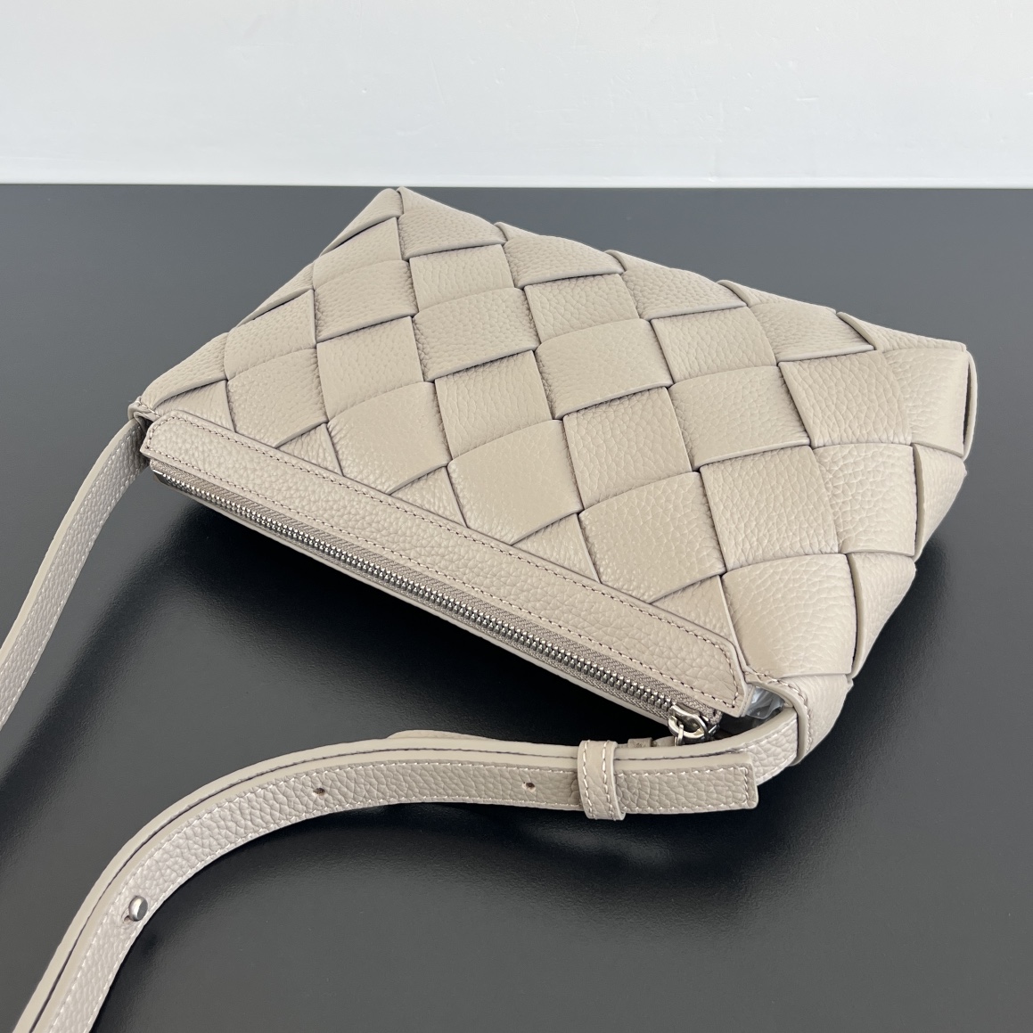 BV 葆蝶家 Diago  编织设计 牛皮 购物袋 手提袋  枕头包  斜款包 灰棕色 837112V4FV12816