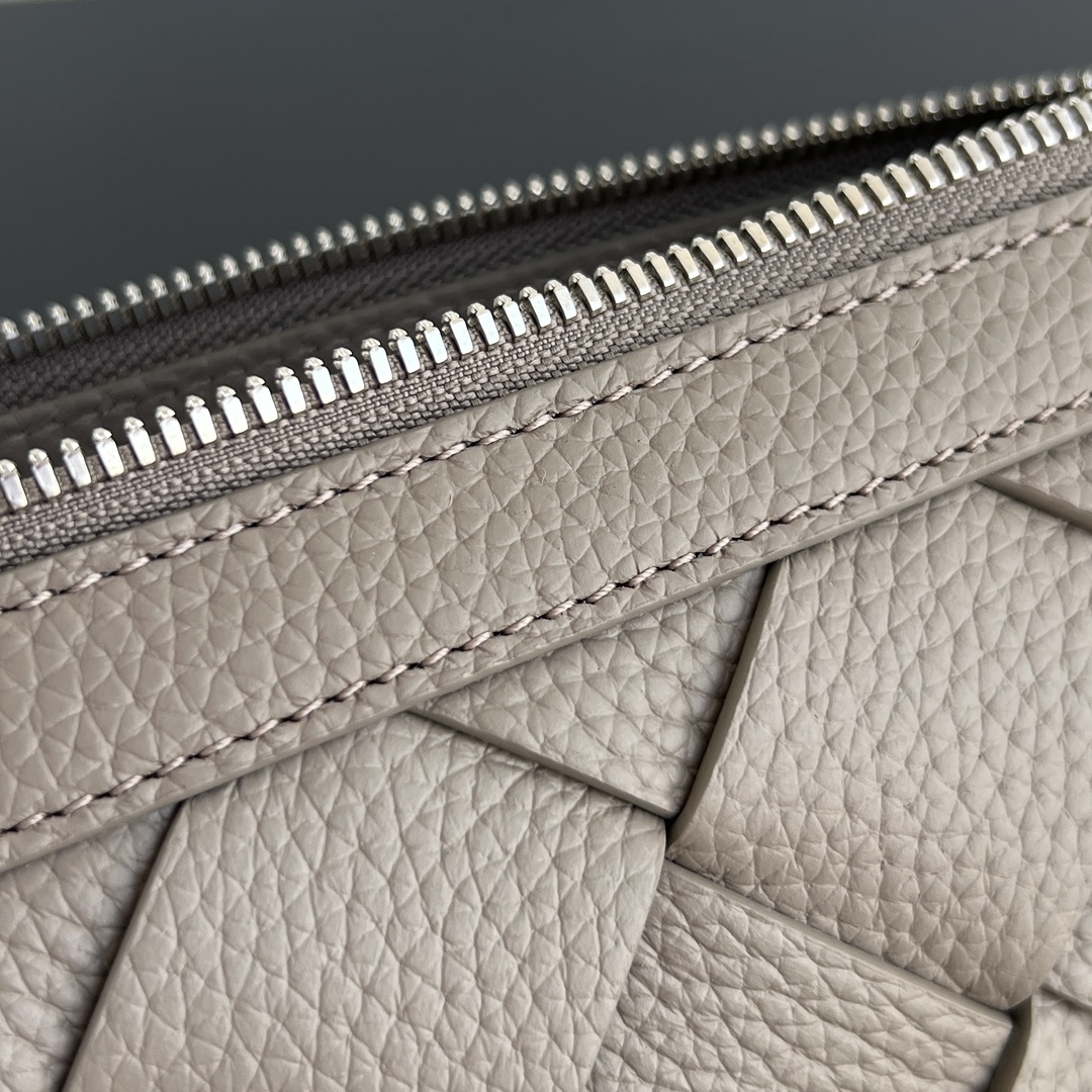 BV 葆蝶家 Diago  编织设计 牛皮 购物袋 手提袋  枕头包  斜款包 灰棕色 837112V4FV12816