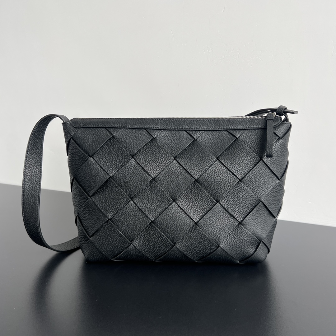 BV 葆蝶家 Diago 编织设计 牛皮 购物袋 手提袋  枕头包  斜款包 （颗粒面） 斜款包  黑色 795125V4FV18803