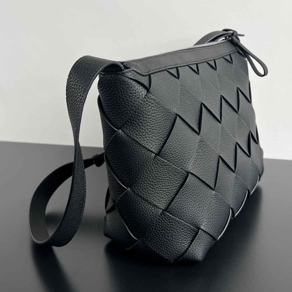 BV 葆蝶家 Diago 编织设计 牛皮 购物袋 手提袋  枕头包  斜款包 （颗粒面） 斜款包  黑色 795125V4FV18803