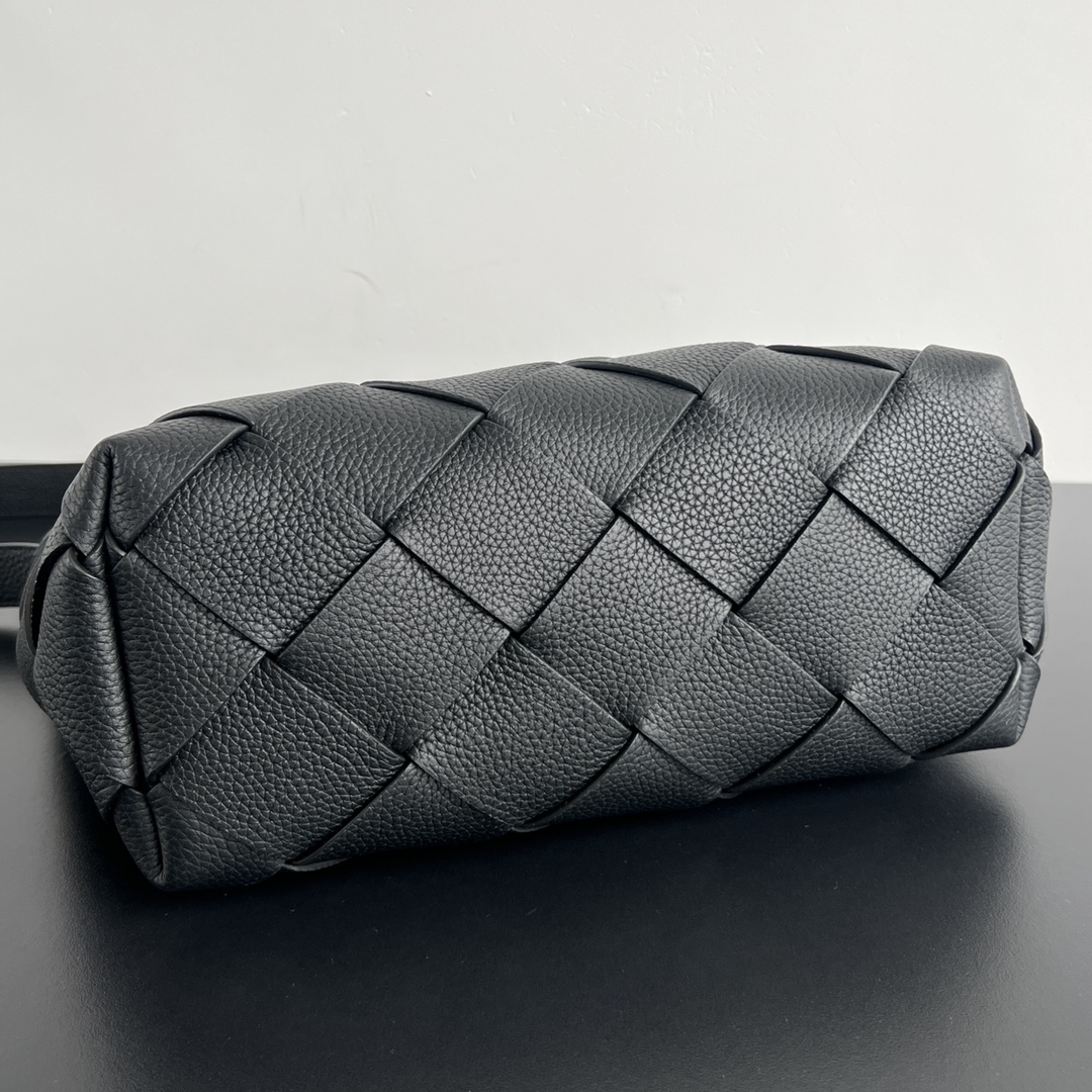 BV 葆蝶家 Diago 编织设计 牛皮 购物袋 手提袋  枕头包  斜款包 （颗粒面） 斜款包  黑色 795125V4FV18803