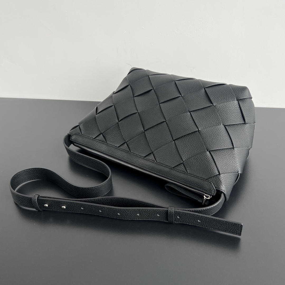 BV 葆蝶家 Diago 编织设计 牛皮 购物袋 手提袋  枕头包  斜款包 （颗粒面） 斜款包  黑色 795125V4FV18803