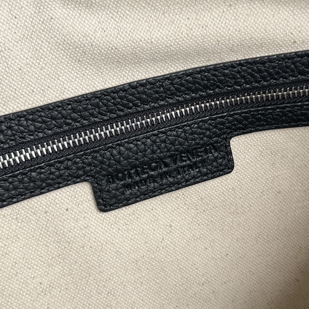 BV 葆蝶家 Diago 编织设计 牛皮 购物袋 手提袋  枕头包  斜款包 牛拿包（颗粒面） 斜款包  黑色 795119V4FV18803