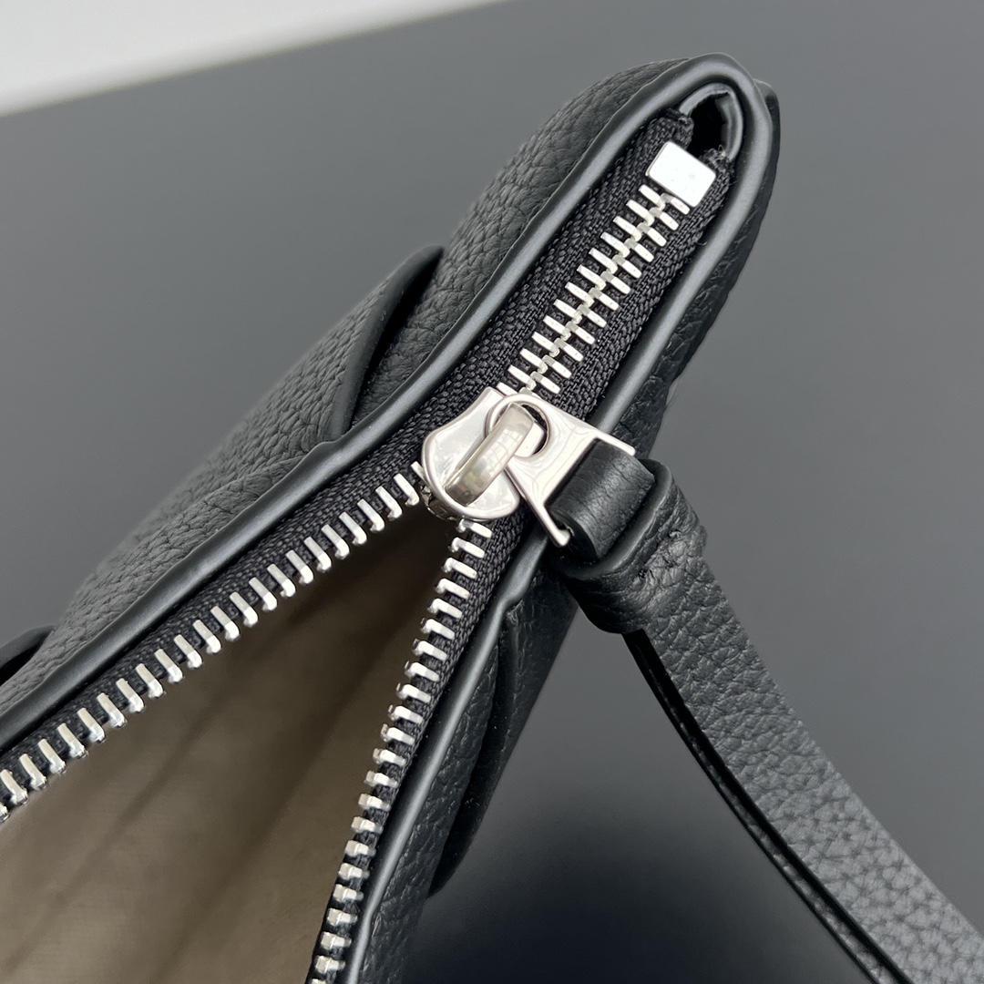 BV 葆蝶家 Diago 编织设计 牛皮 购物袋 手提袋  枕头包  斜款包 牛拿包（颗粒面） 斜款包  黑色 795119V4FV18803