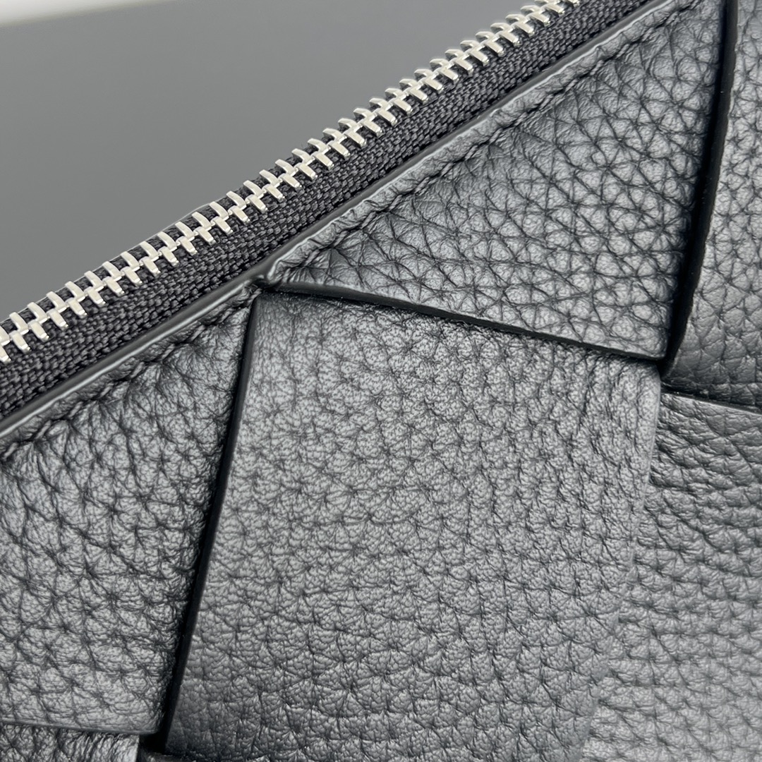 BV 葆蝶家 Diago 编织设计 牛皮 购物袋 手提袋  枕头包  斜款包 牛拿包（颗粒面） 斜款包  黑色 795119V4FV18803