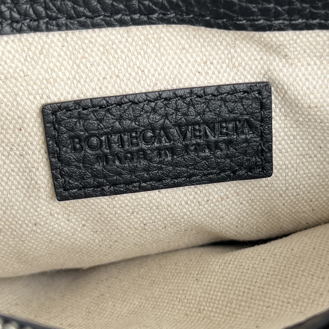 BV 葆蝶家 Diago 编织设计 牛皮 购物袋 手提袋  枕头包  斜款包 牛拿包（颗粒面） 斜款包  黑色 795119V4FV18803