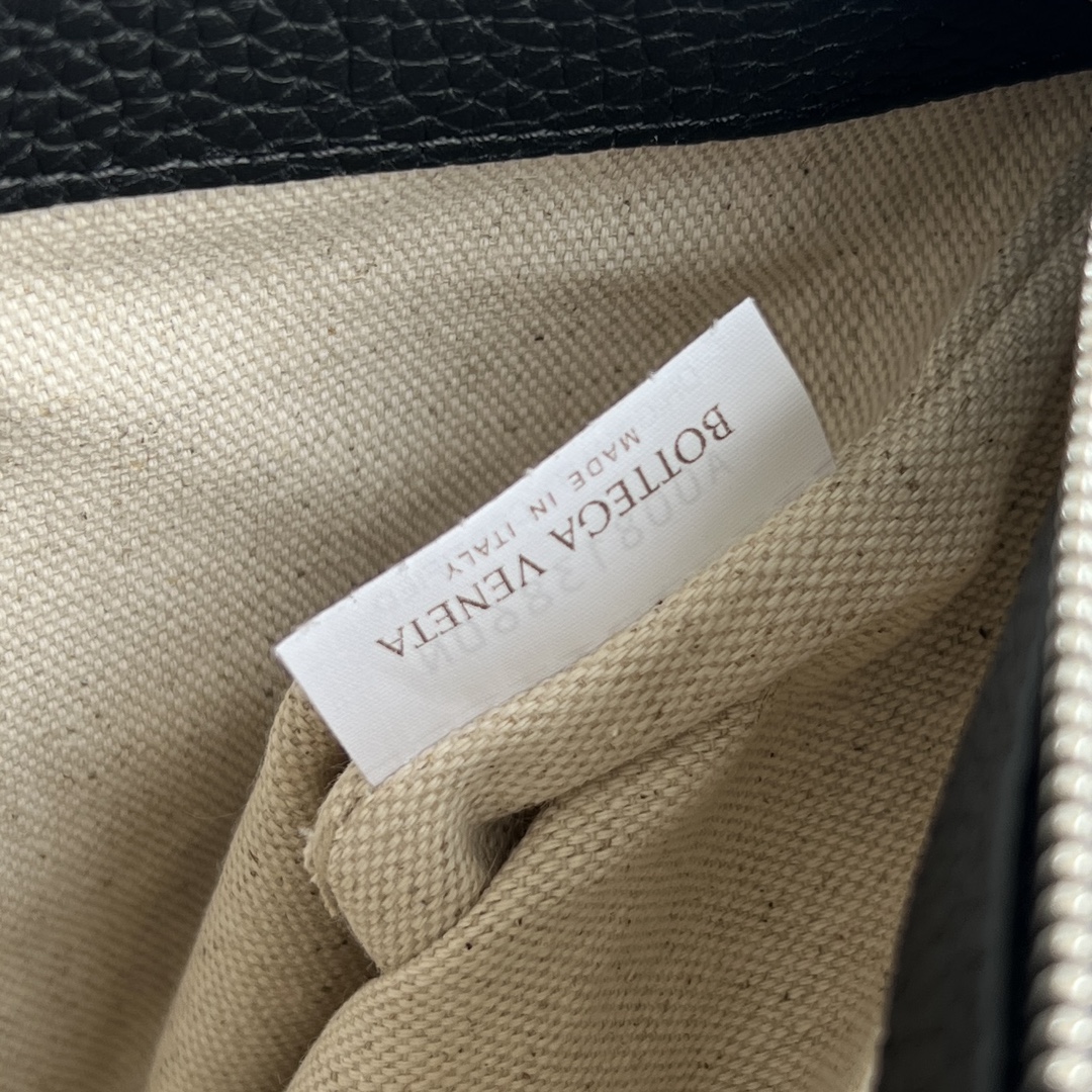 BV 葆蝶家 Diago 编织设计 牛皮 购物袋 手提袋  枕头包  斜款包 牛拿包（颗粒面） 斜款包  黑色 795119V4FV18803