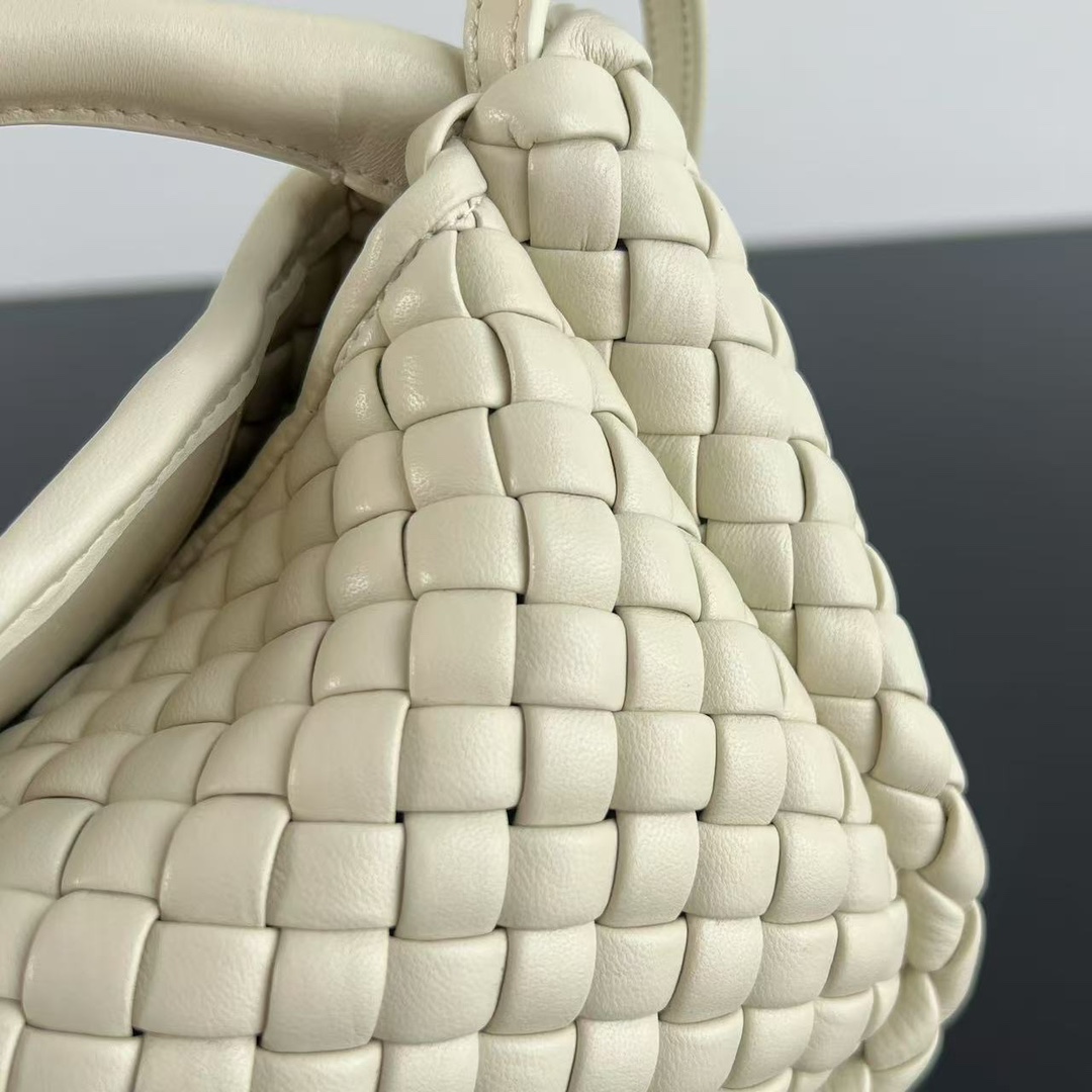 BV 葆蝶家 Cobbl  编织设计 羊皮 购物袋 手提袋  枕头包  斜款包 白色  805739V3RG19195