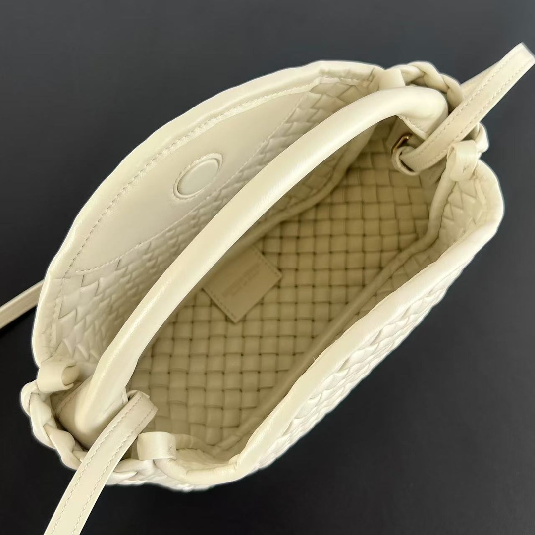 BV 葆蝶家 Cobbl  编织设计 羊皮 购物袋 手提袋  枕头包  斜款包 白色  805739V3RG19195