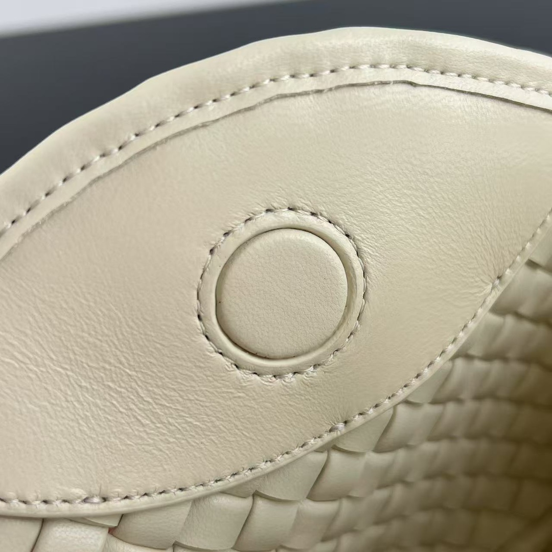 BV 葆蝶家 Cobbl  编织设计 羊皮 购物袋 手提袋  枕头包  斜款包 白色  805739V3RG19195