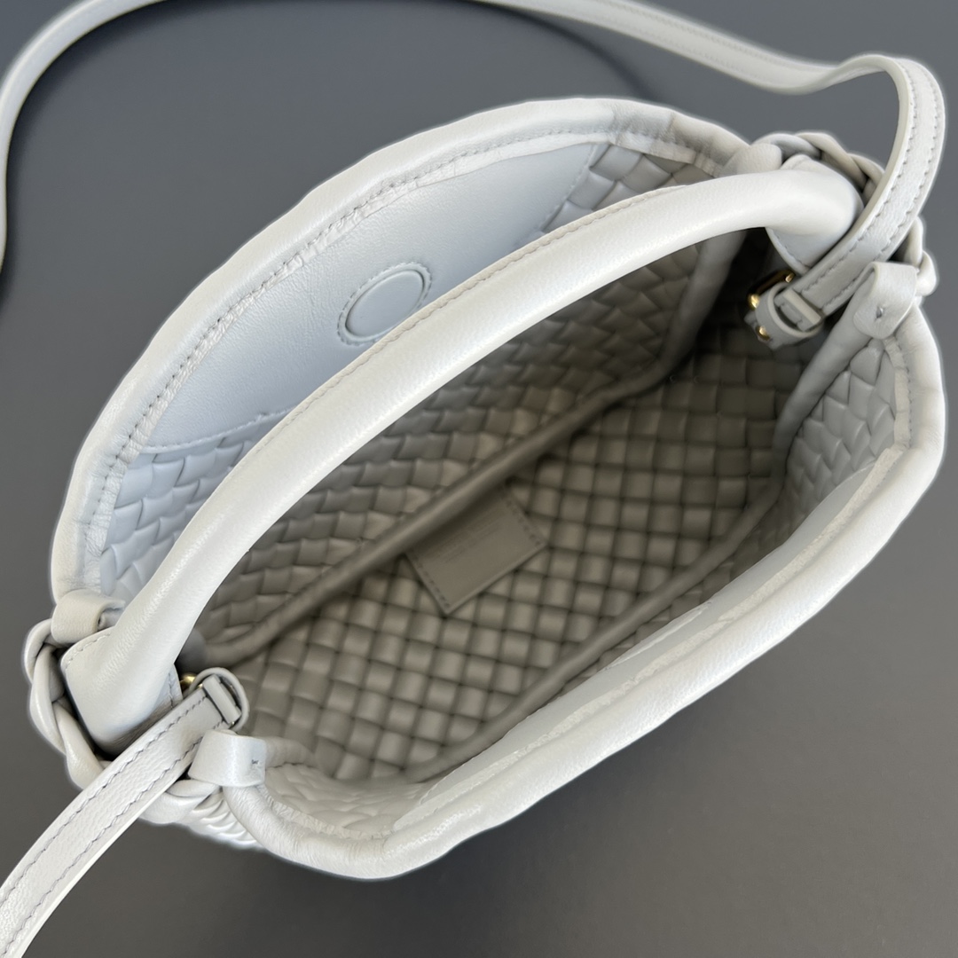 BV 葆蝶家 Cobbl  编织设计 羊皮 购物袋 手提袋  枕头包  斜款包 灰色