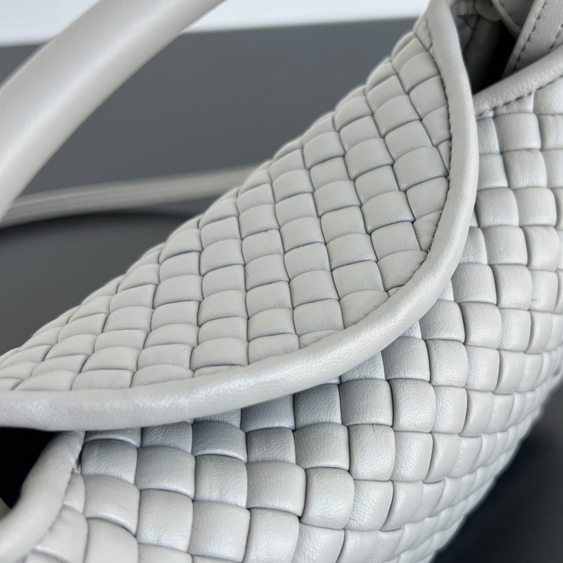 BV 葆蝶家 Cobbl  编织设计 羊皮 购物袋 手提袋  枕头包  斜款包 灰色