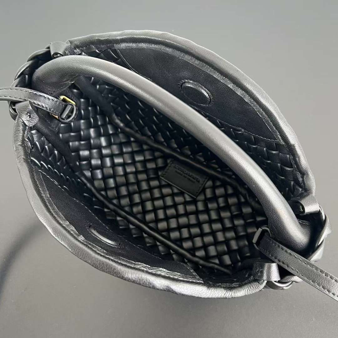 BV 葆蝶家 Cobbl  编织设计 羊皮 购物袋 手提袋  枕头包  斜款包 黑色 805739V3RG11019