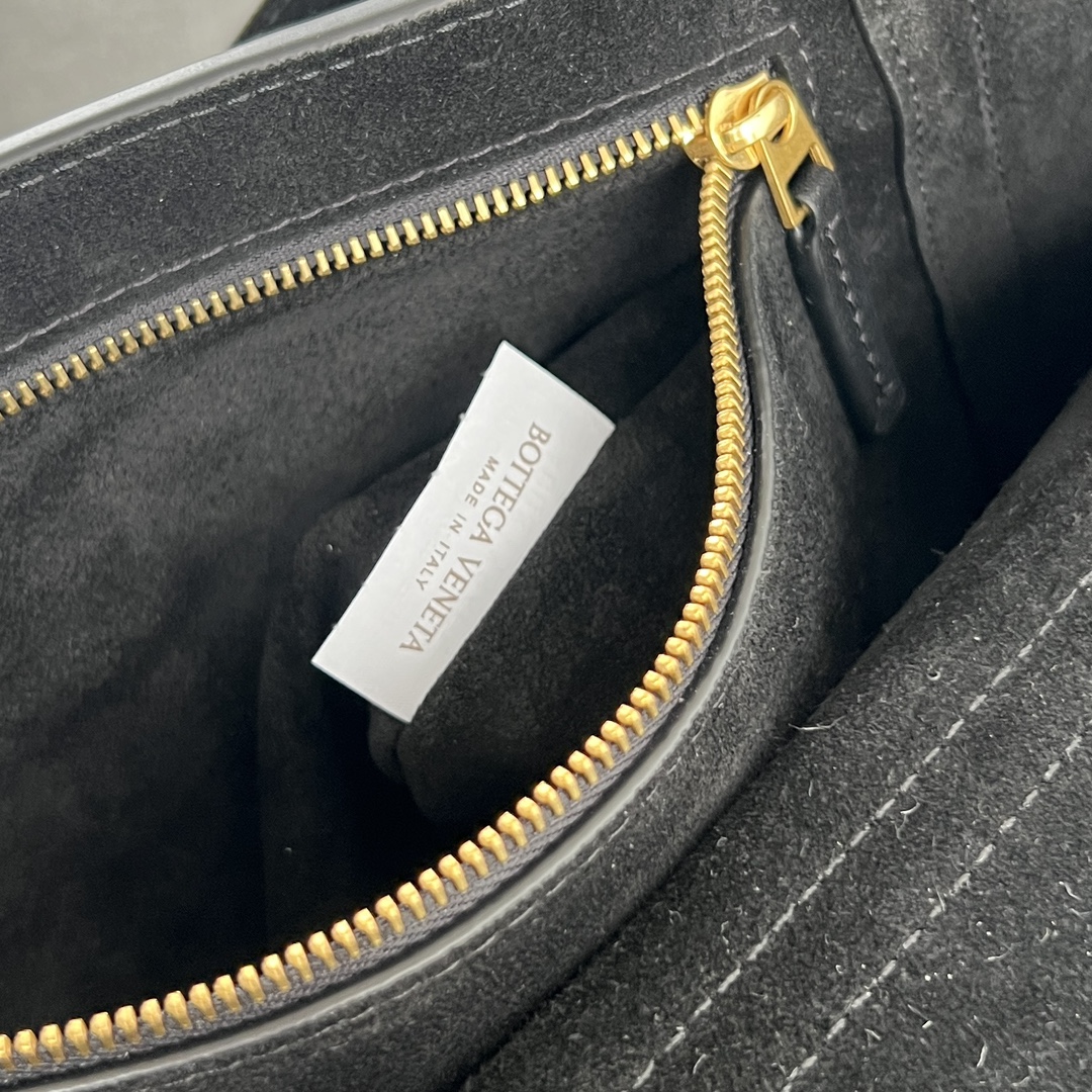 BV 葆蝶家 Ciao Ciao Tote  编织设计 小牛皮 购物袋 手提袋  枕头包  斜款包 黑色 817231V4O921019