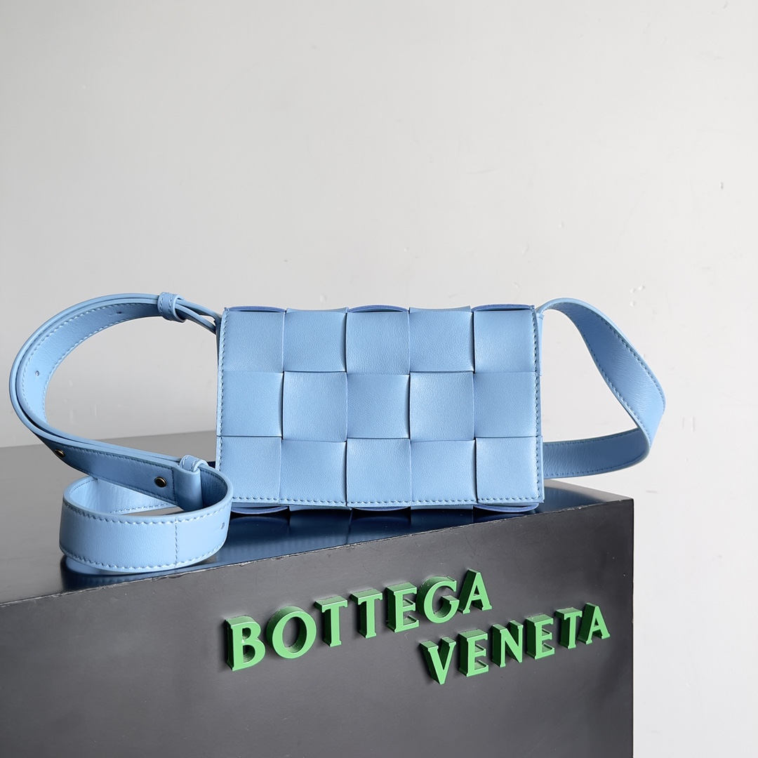 BV 葆蝶家 枕头包 CASSETTE  Intreccio 编织设计 羊皮 豆腐 购物袋 手提袋 斜款包 浅蓝色 730848VMAY14619