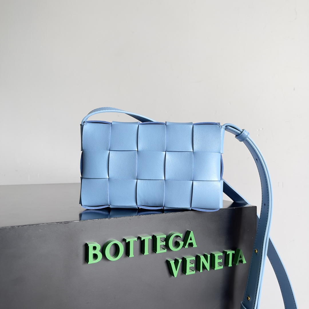 BV 葆蝶家 枕头包 CASSETTE  Intreccio 编织设计 羊皮 豆腐 购物袋 手提袋 斜款包 浅蓝色 730848VMAY14619