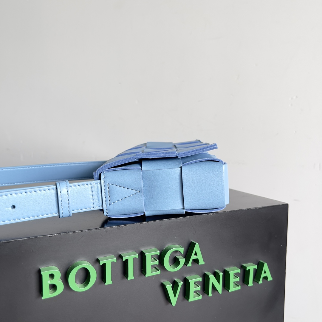 BV 葆蝶家 枕头包 CASSETTE  Intreccio 编织设计 羊皮 豆腐 购物袋 手提袋 斜款包 浅蓝色 730848VMAY14619