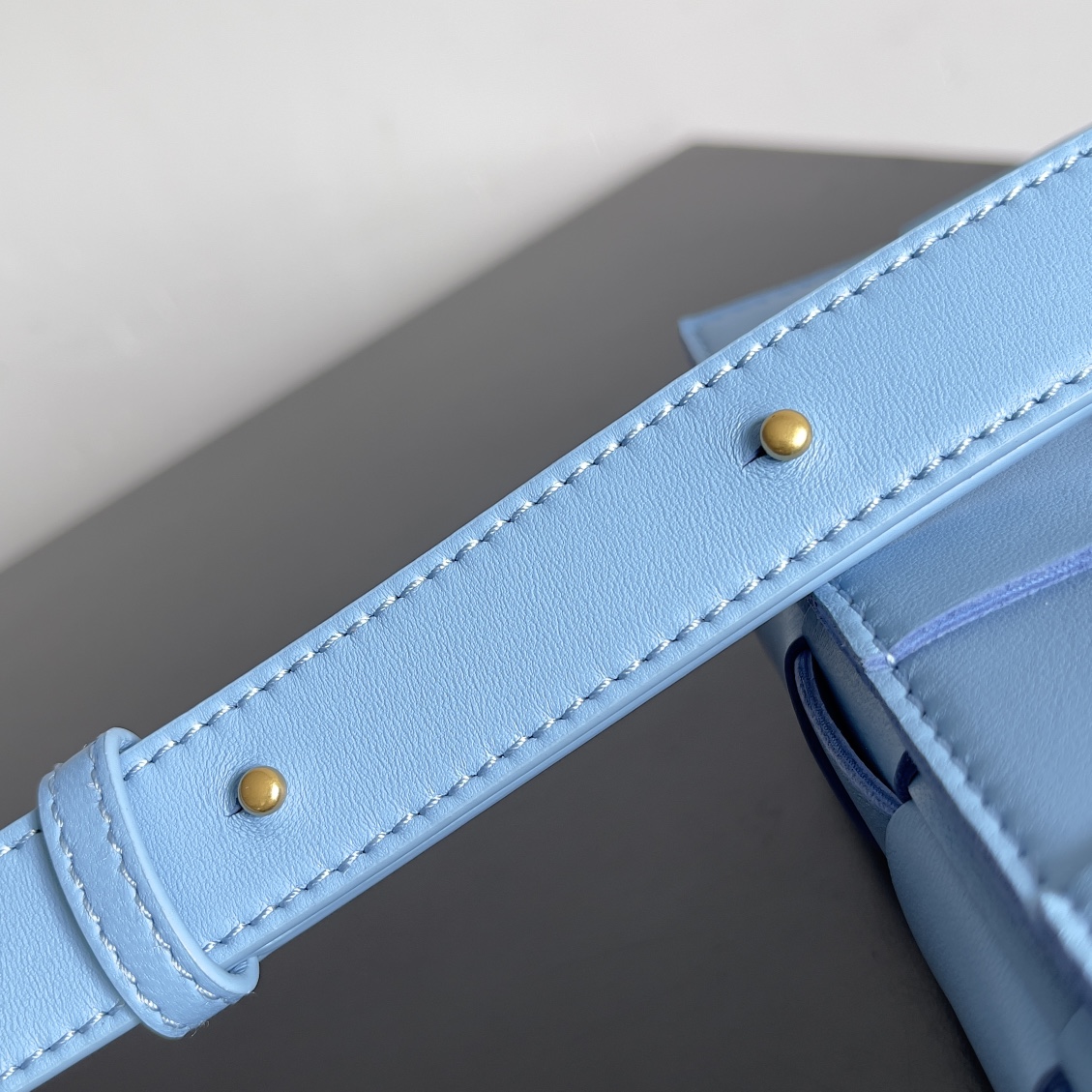 BV 葆蝶家 枕头包 CASSETTE  Intreccio 编织设计 羊皮 豆腐 购物袋 手提袋 斜款包 浅蓝色 730848VMAY14619