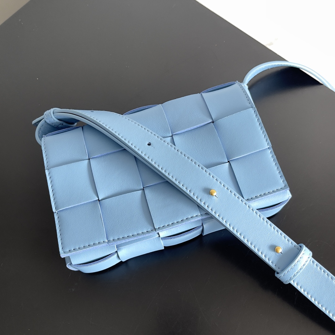 BV 葆蝶家 枕头包 CASSETTE  Intreccio 编织设计 羊皮 豆腐 购物袋 手提袋 斜款包 浅蓝色 730848VMAY14619