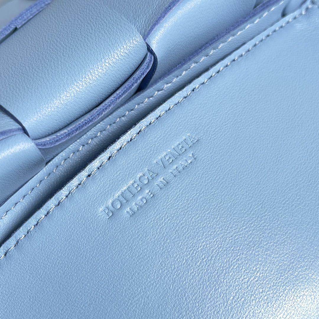 BV 葆蝶家 枕头包 CASSETTE  Intreccio 编织设计 羊皮 豆腐 购物袋 手提袋 斜款包 浅蓝色 730848VMAY14619